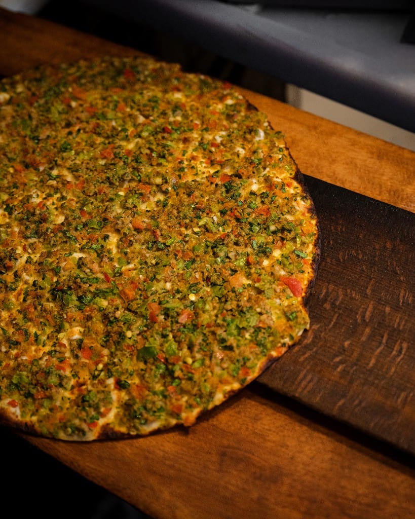 Yeşillikli taş fırın lahmacun