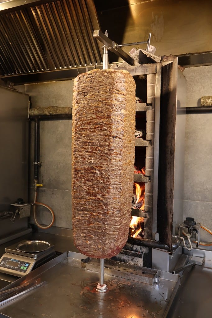 Odun ateşinde dönen yaprak döner konisi