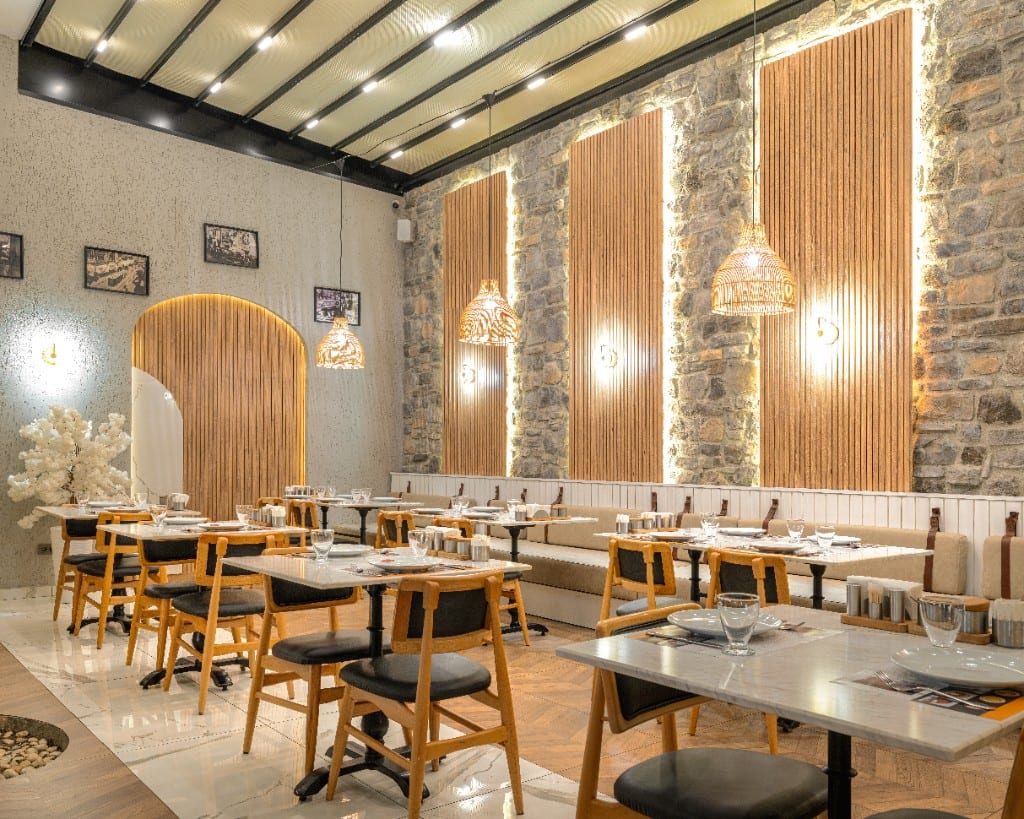 Taş ve ahşap panelli geniş yemek salonu